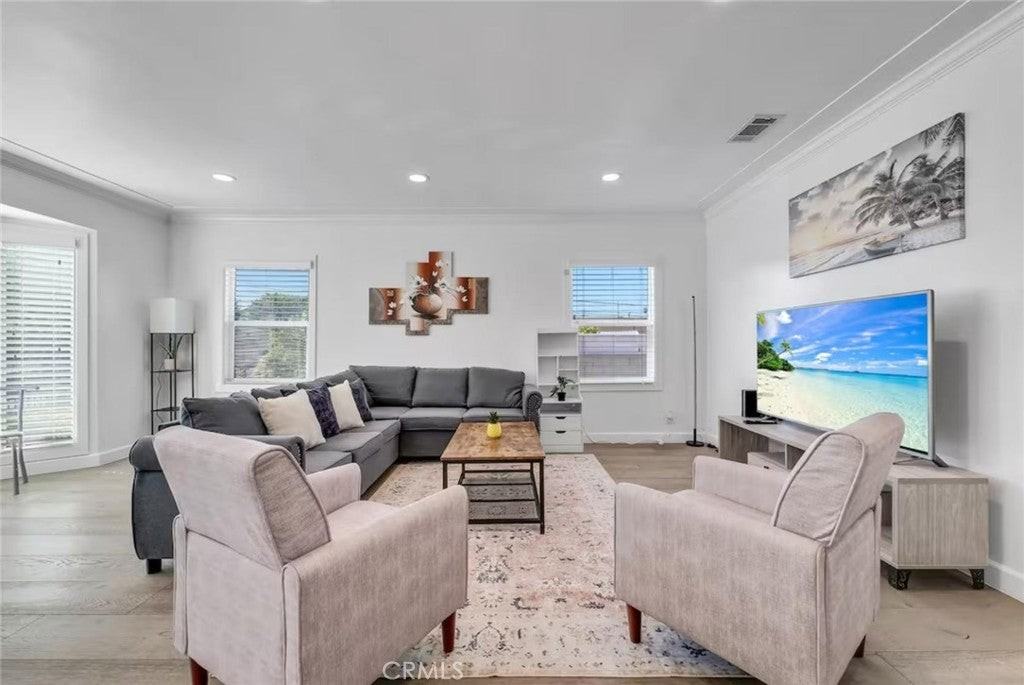 7911 Whitmore St - Photo 4 of 27