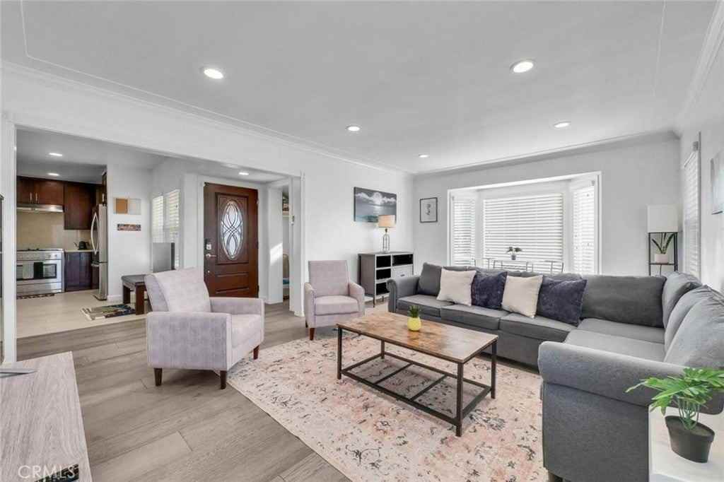 7911 Whitmore St - Photo 5 of 27