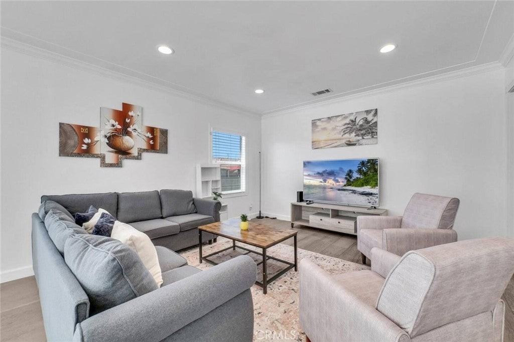 7911 Whitmore St - Photo 6 of 27