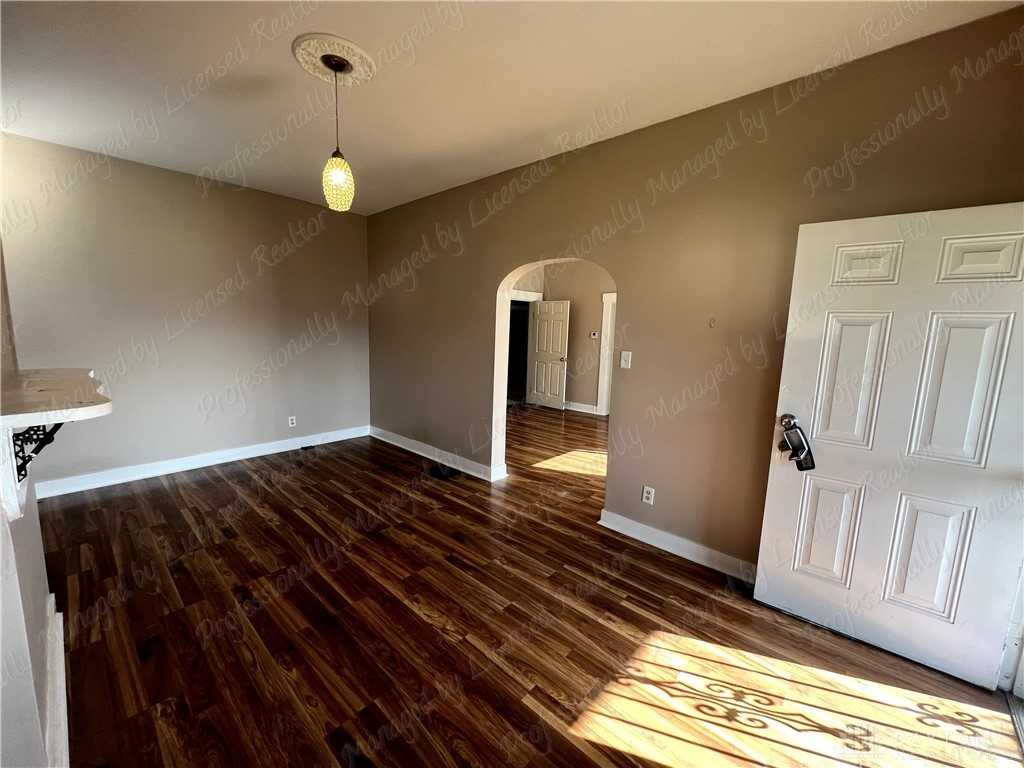 1325 Valley St - Photo 4 of 28