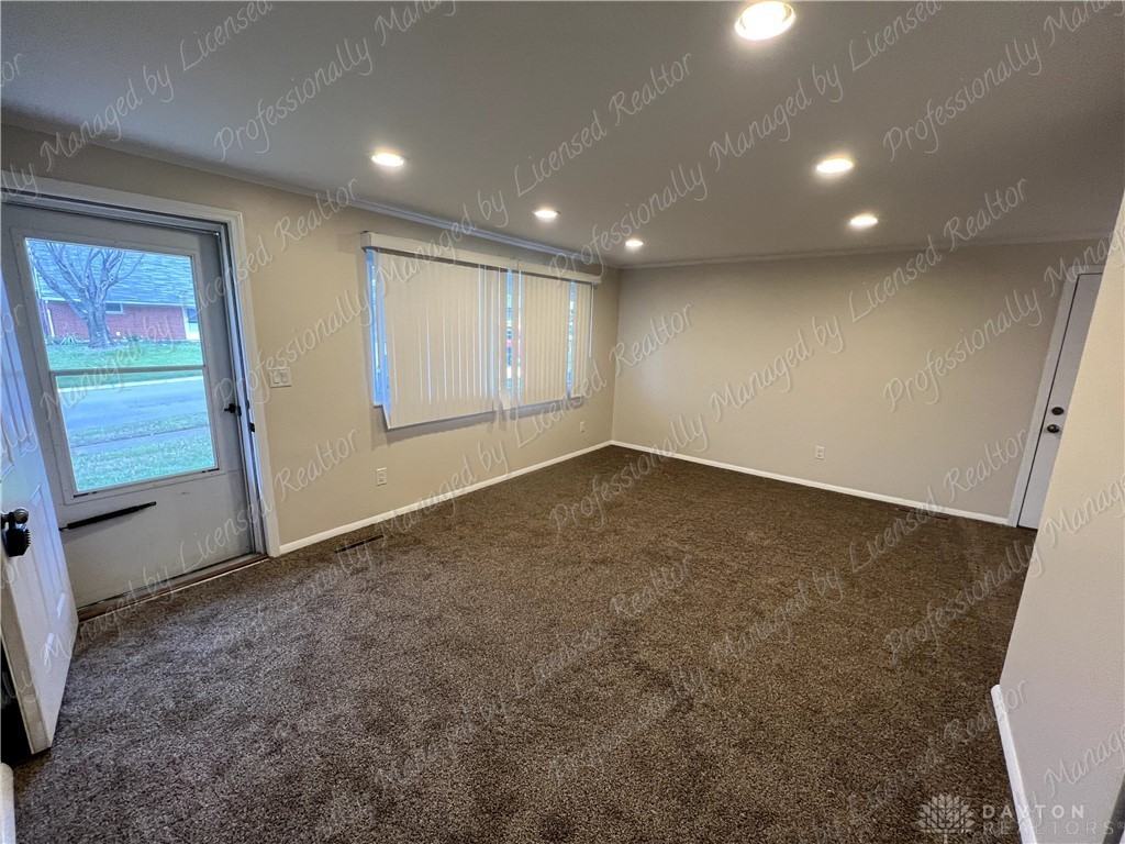 5239 Pocono Dr - Photo 4 of 20