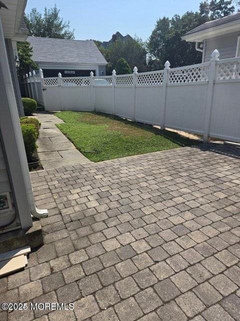 33 Reckless Pl Apt 1 - Photo 2 of 12