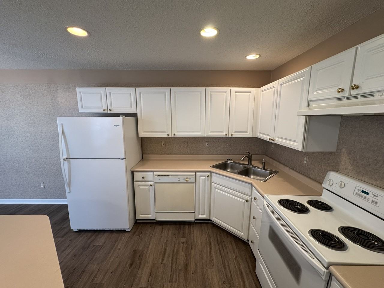 8419 Southgate Commons Dr - Photo 4 of 10