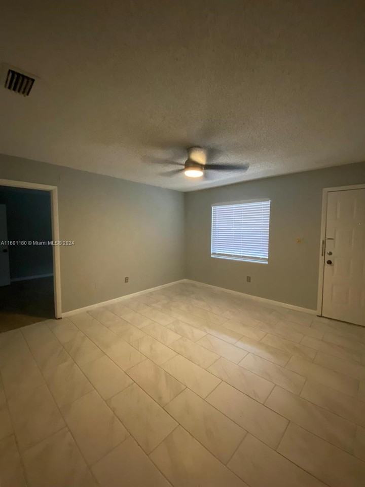 6040 Shakerwood Cir #202 - Photo 3 of 8