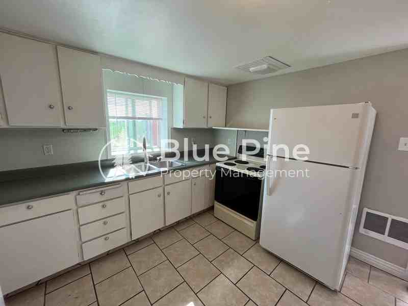 548 E 113 N - Photo 3 of 7