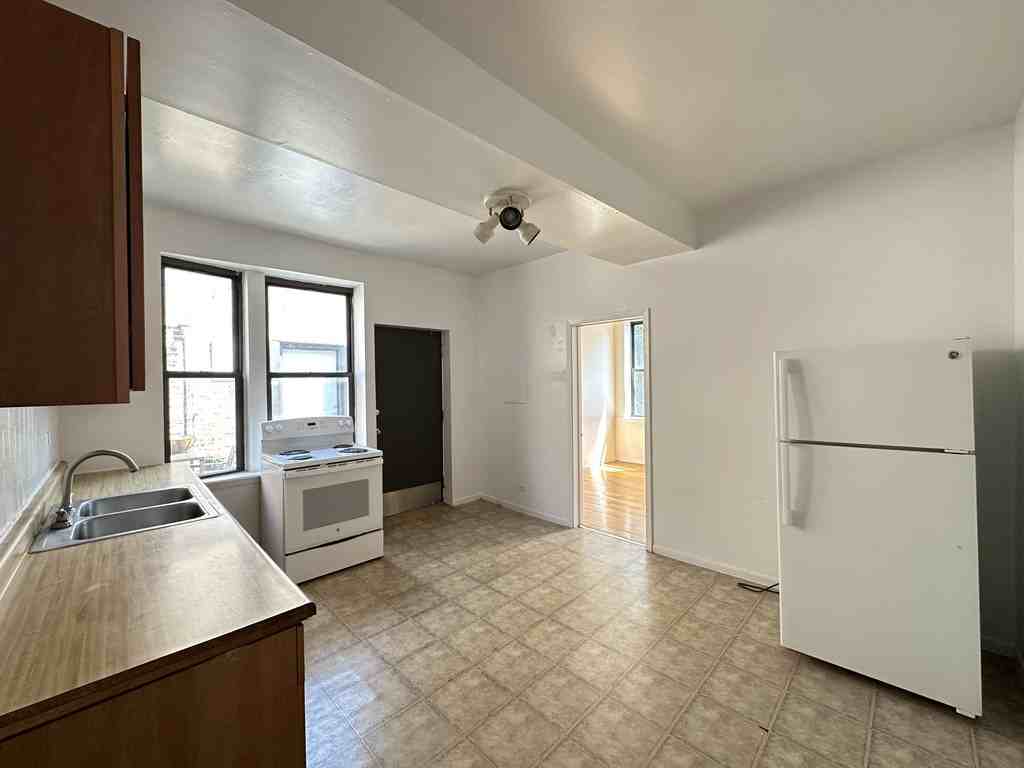 3147 W Medill Ave #3 - Photo 3 of 21