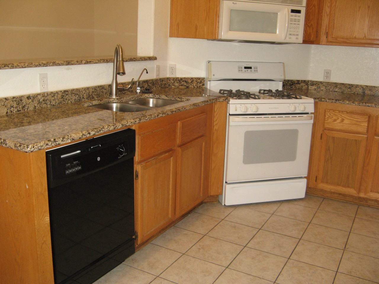 8536 W Dahlia Dr - Photo 4 of 22
