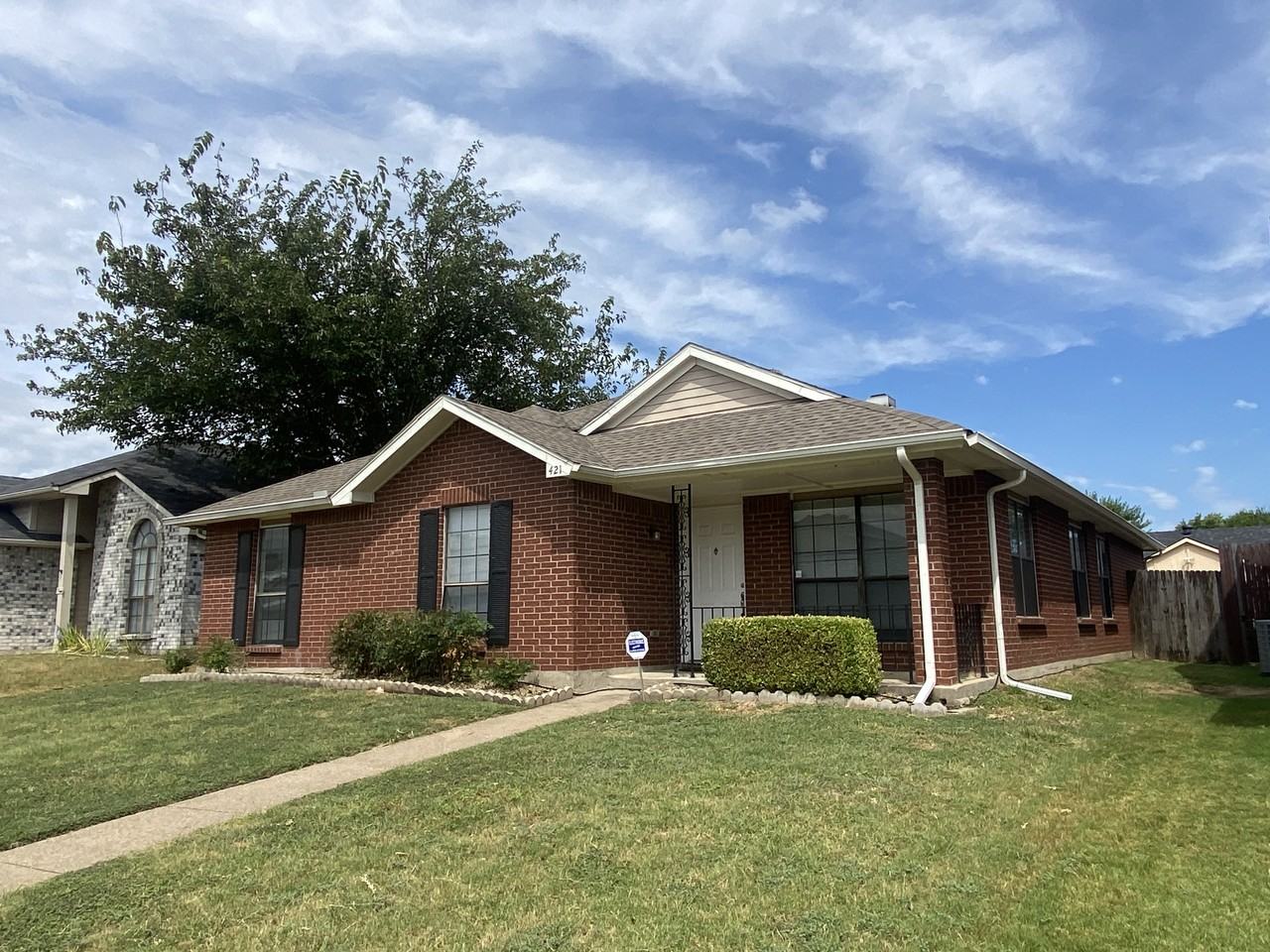 421 Sims Dr - Photo 2 of 19