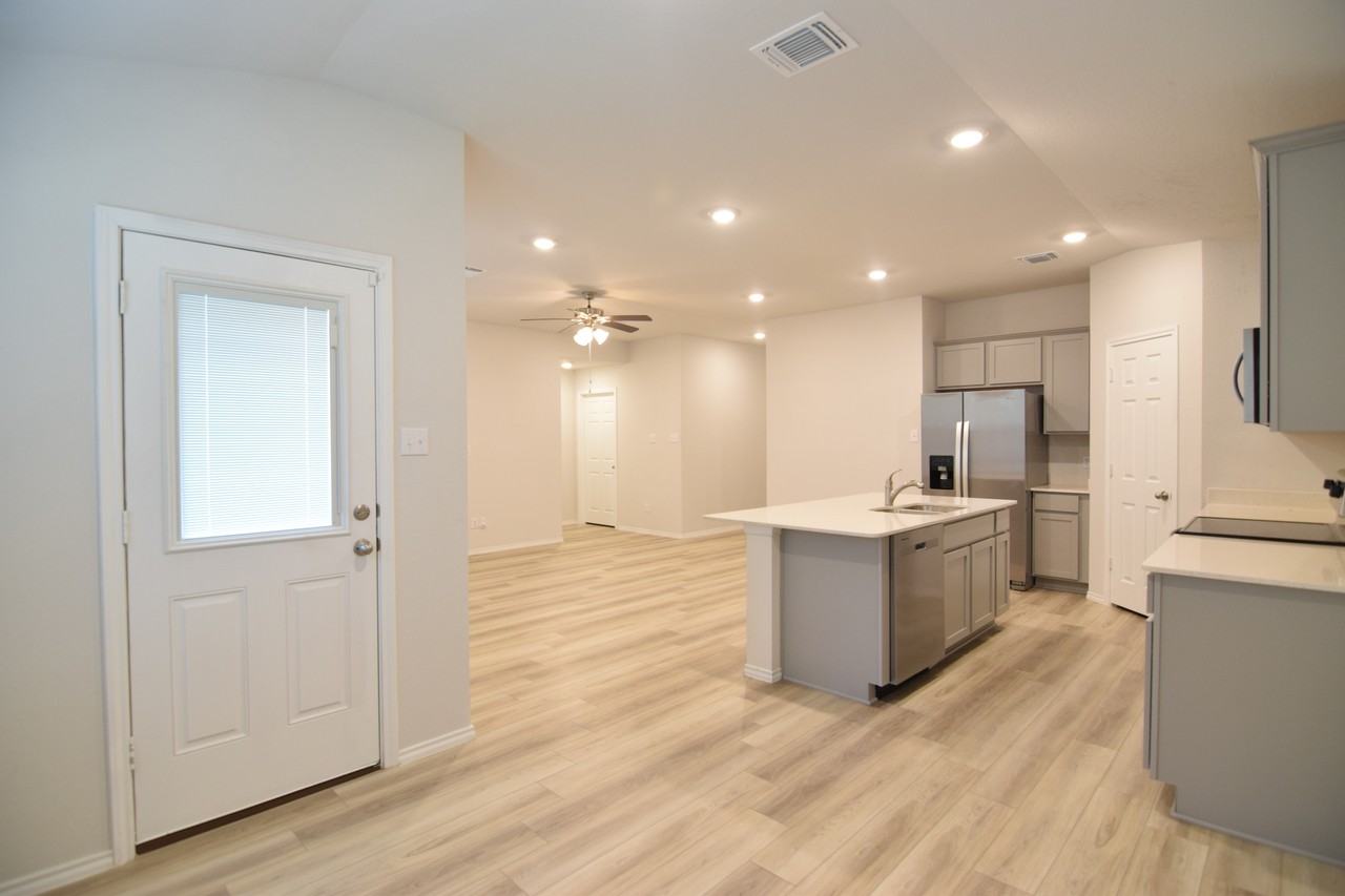 1424 Merritt St - Photo 5 of 18