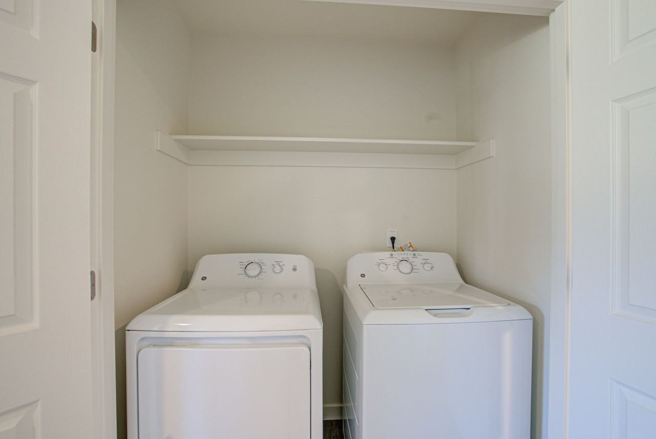 Where the City Meets the Wilderness: Your Roseburg Apartment Oasis - Photo 5 of 47