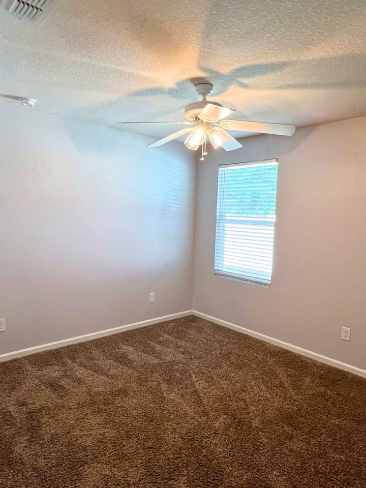 204 Hayworth Ct - Photo 6 of 29