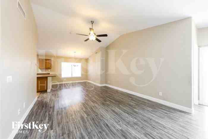 18139 N 113th Ave - Photo 2 of 16