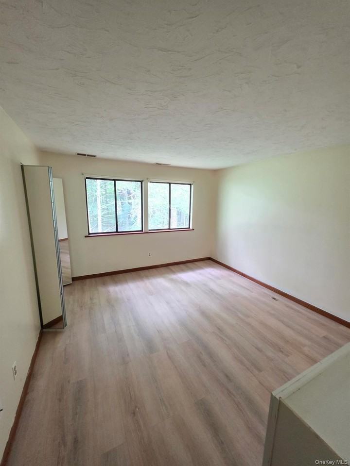 285 Village Ct - Photo 5 of 8