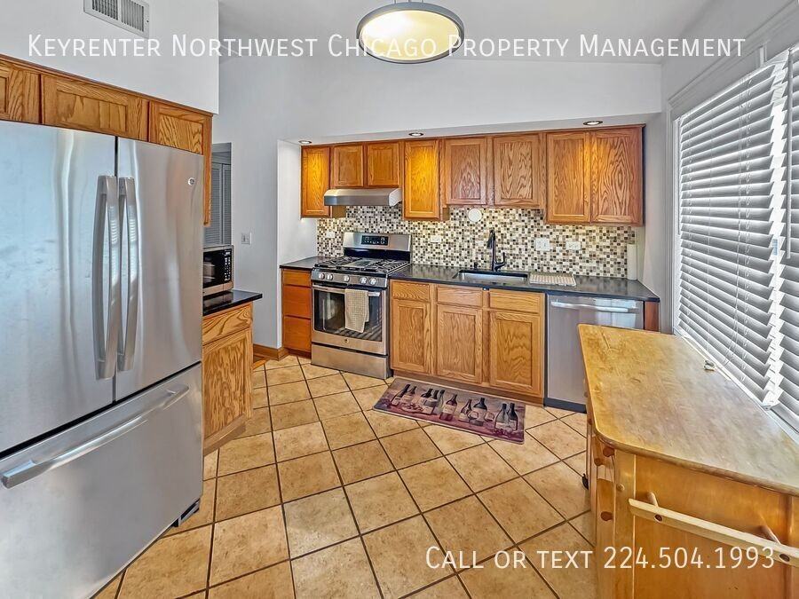 5815 Wilshire Ct #B - Photo 3 of 12
