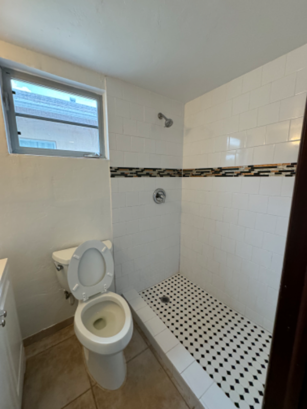 251 Ne 41st St #B - Photo 6 of 13