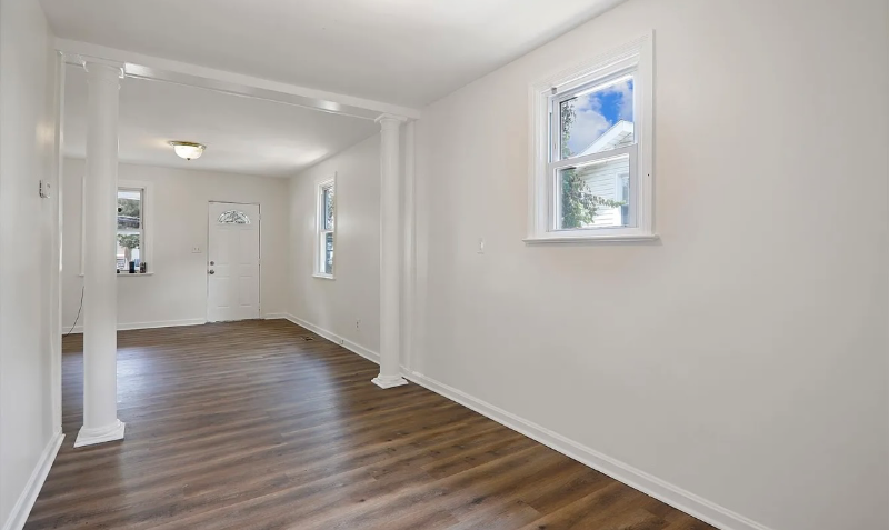 1210 Larchmont Ave - Photo 2 of 7