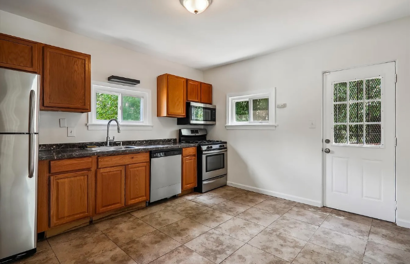 1210 Larchmont Ave - Photo 3 of 7