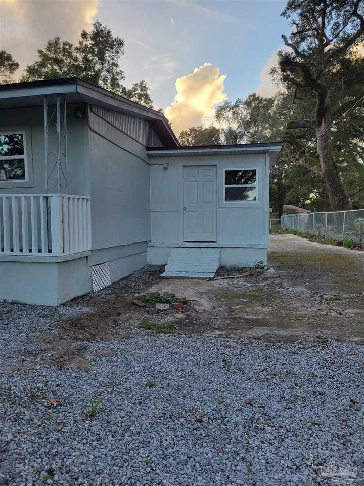 8625 Stockdale Ave - Photo 2 of 26