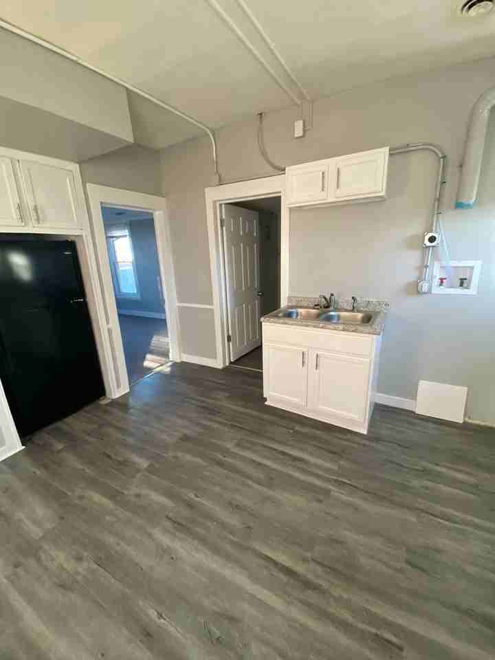 228 4th Ave W - Photo 3 of 9