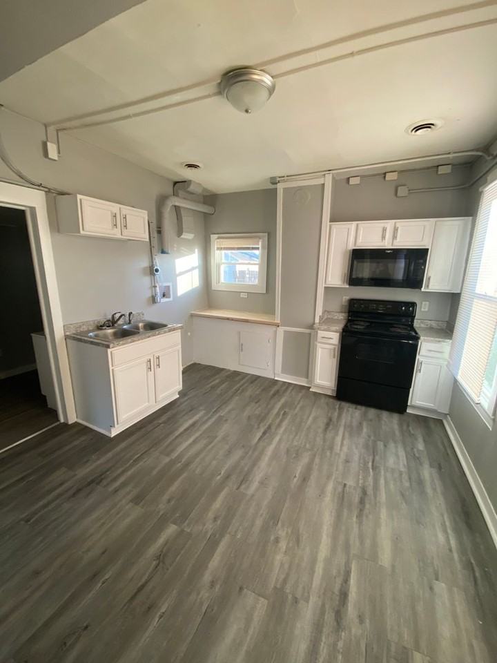 228 4th Ave W - Photo 2 of 9