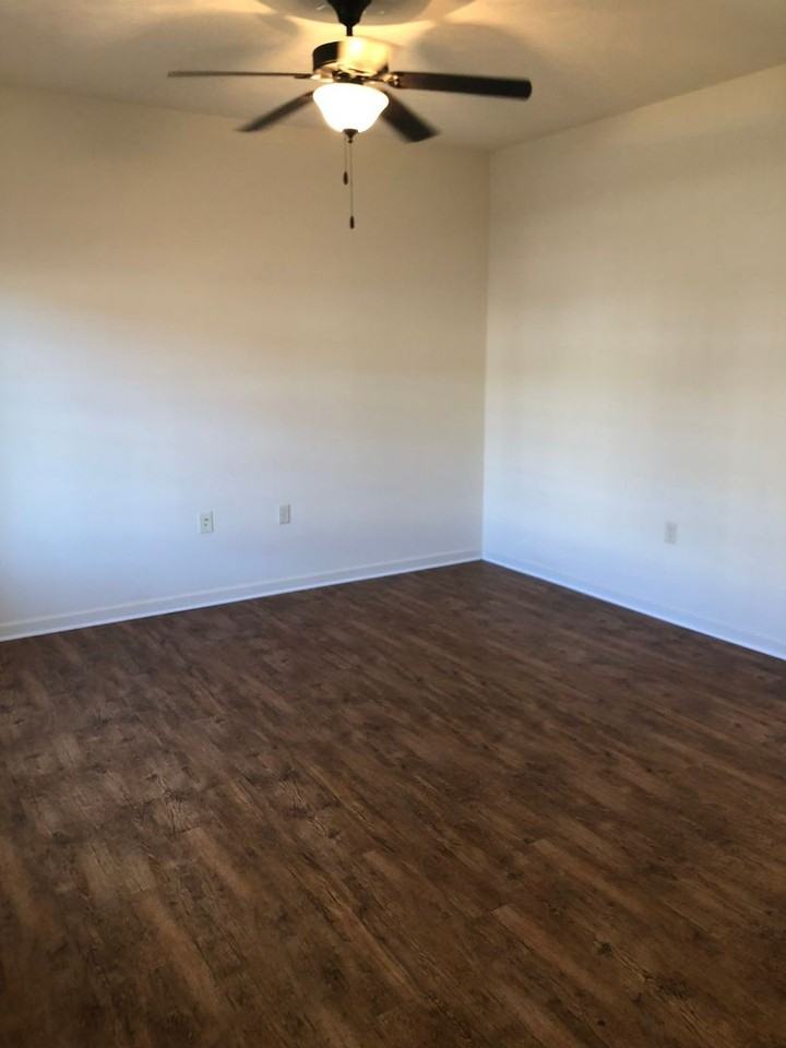 1025 Wellington Dr - Photo 3 of 16