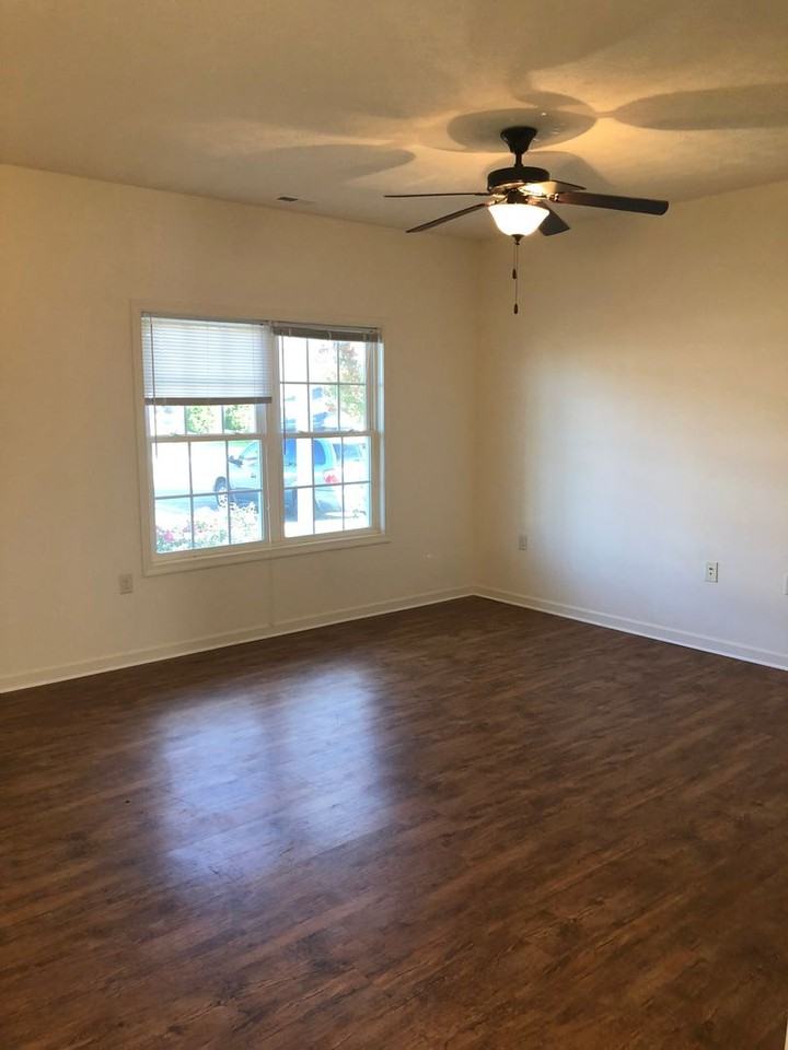 1025 Wellington Dr - Photo 4 of 16