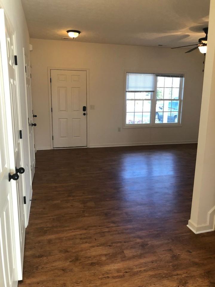 1025 Wellington Dr - Photo 5 of 16