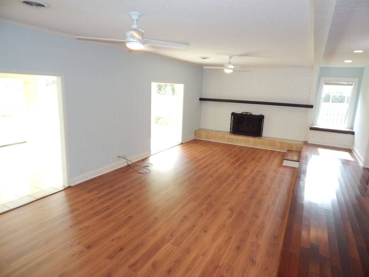 377 Semmes Dr - Photo 2 of 16