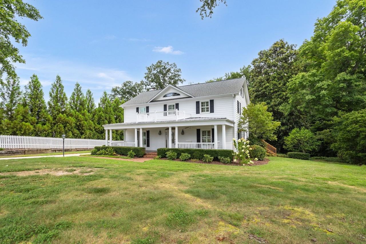 4205 Belvoir Dr - Photo 3 of 48