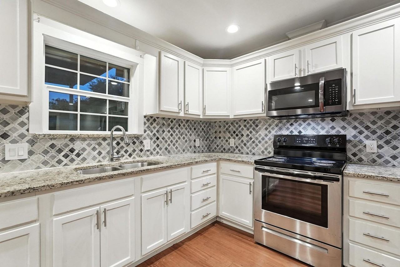 1421 Andrew St - Photo 2 of 20