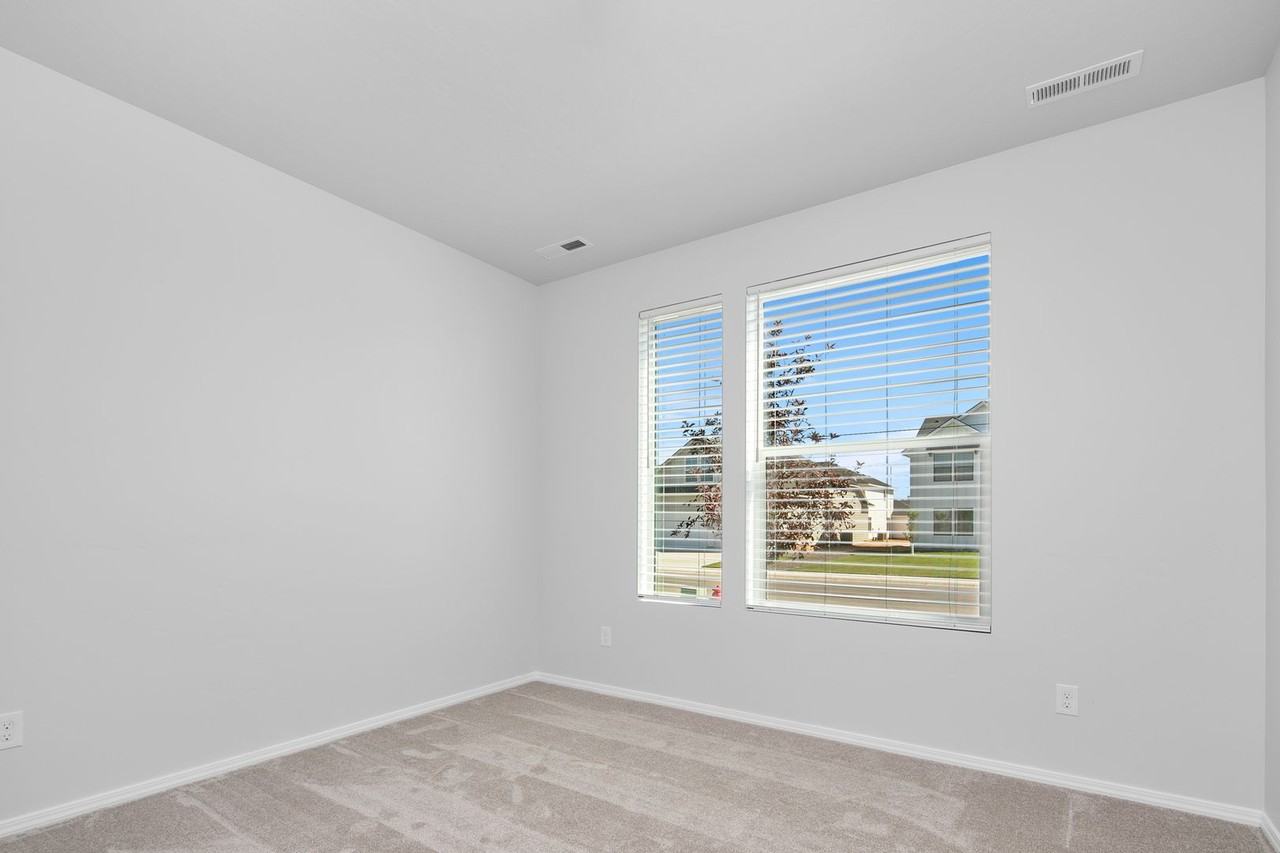 682 W Snowy Owl St - Photo 5 of 34