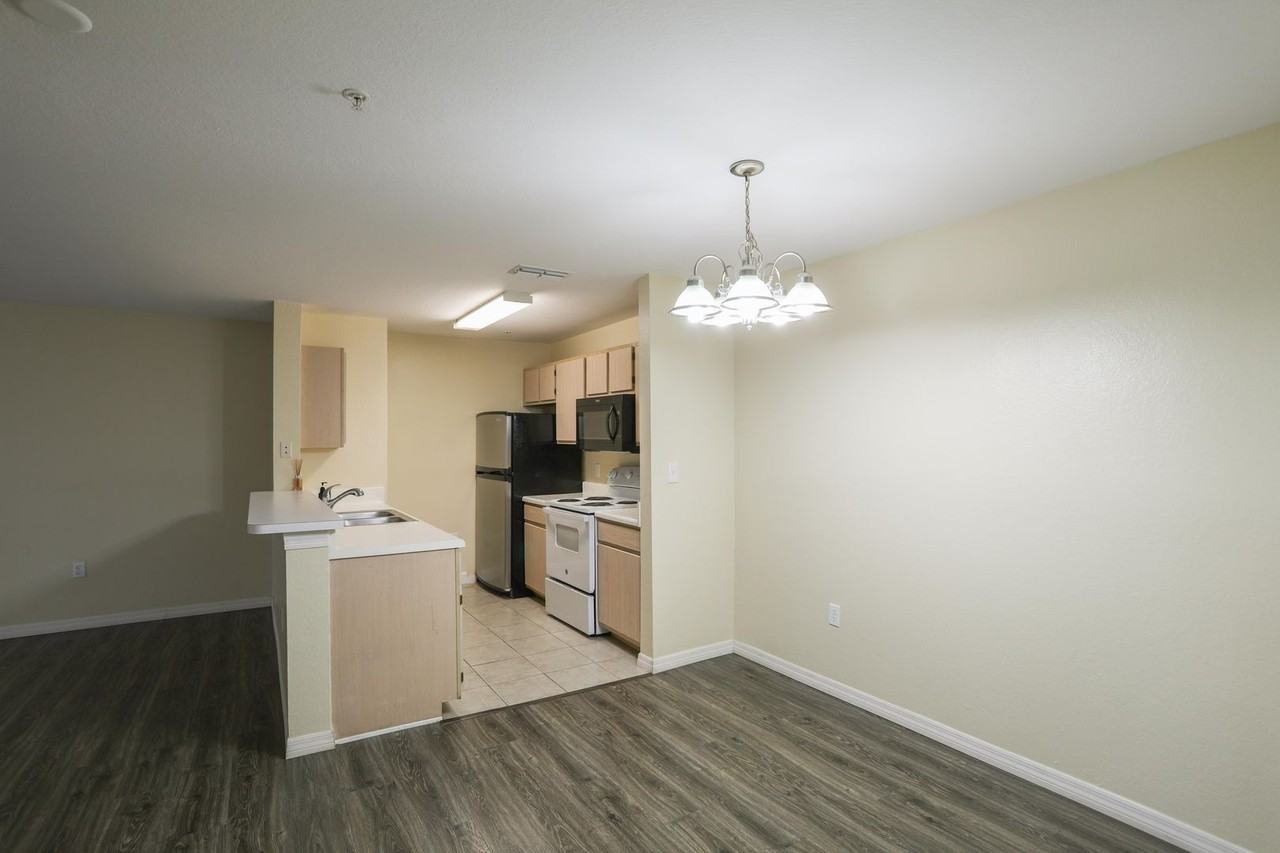 5451 Vineland Rd #2111 - Photo 3 of 13