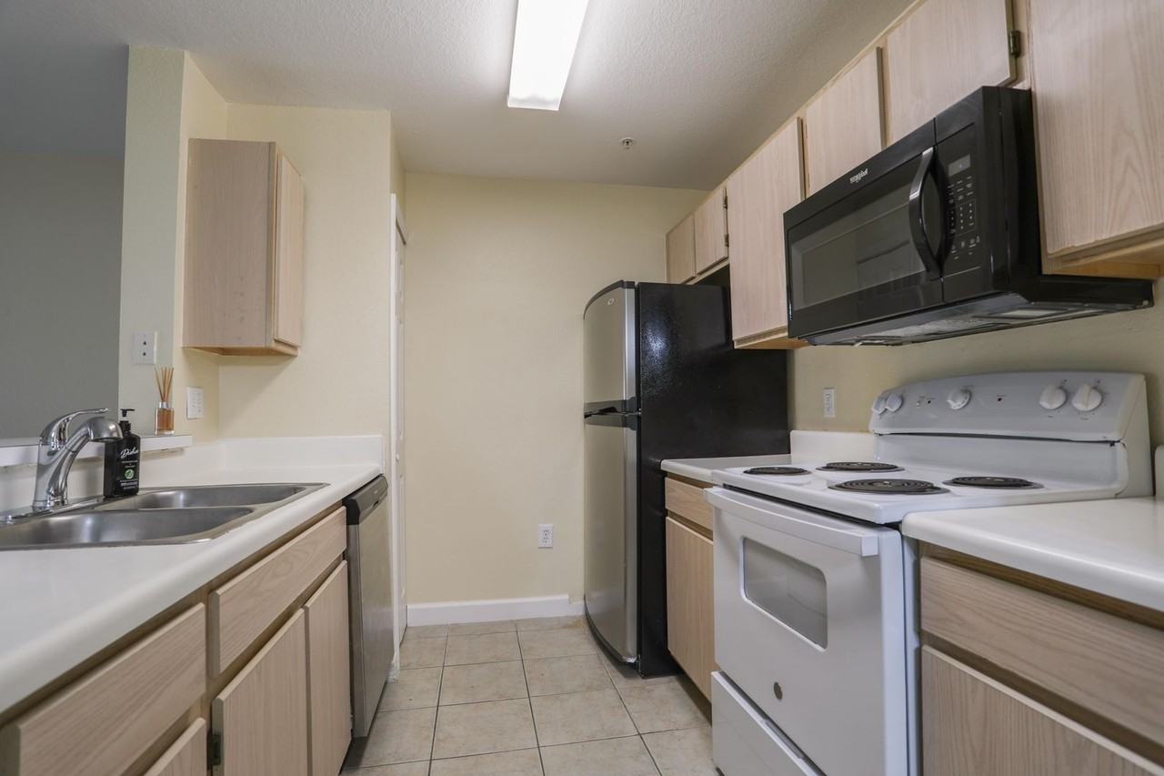 5451 Vineland Rd #2111 - Photo 4 of 13