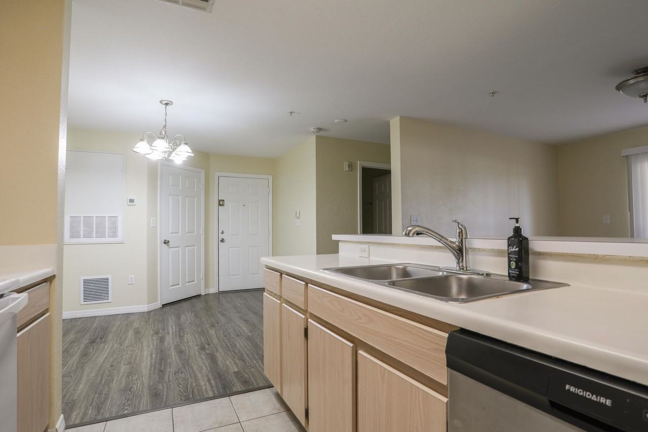 5451 Vineland Rd #2111 - Photo 5 of 13