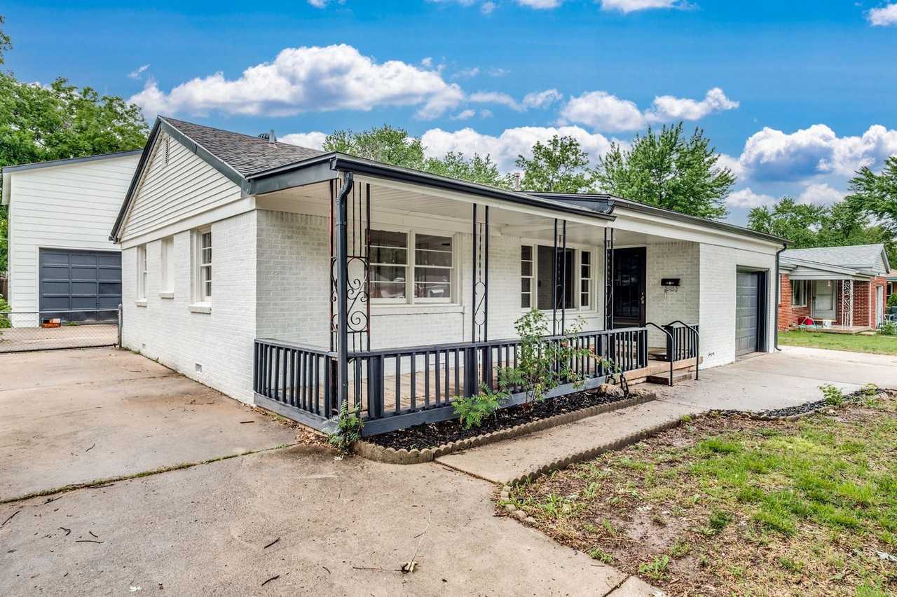 215 Hungerford Ave - Photo 3 of 32