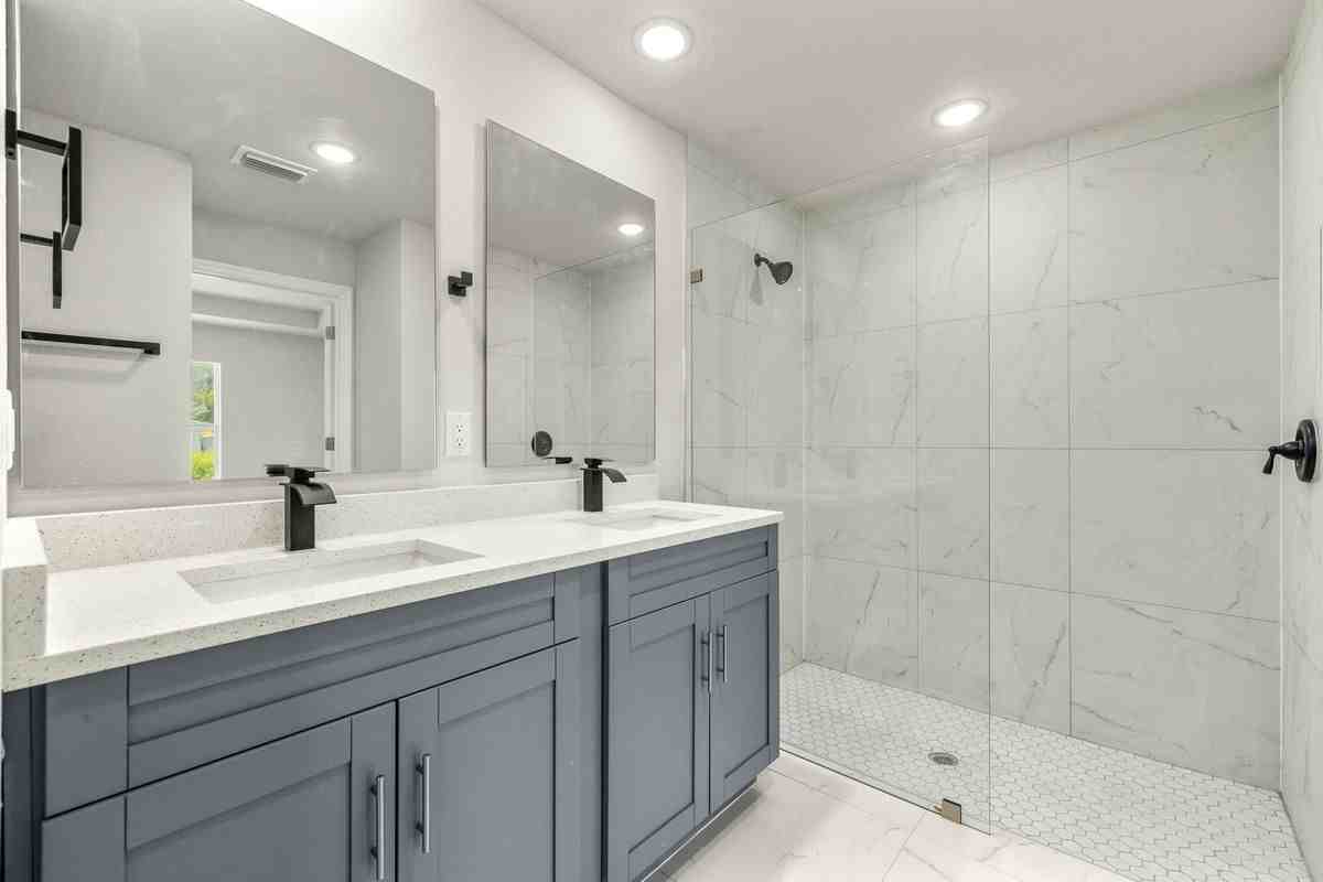 917 Hepburn Ave - Photo 2 of 4