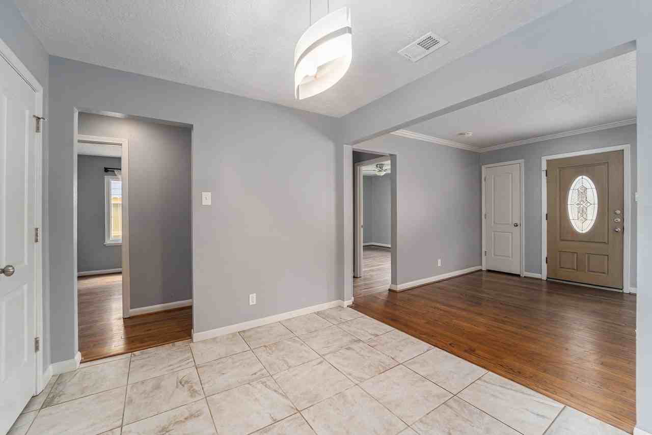 8106 Montridge Dr - Photo 7 of 26