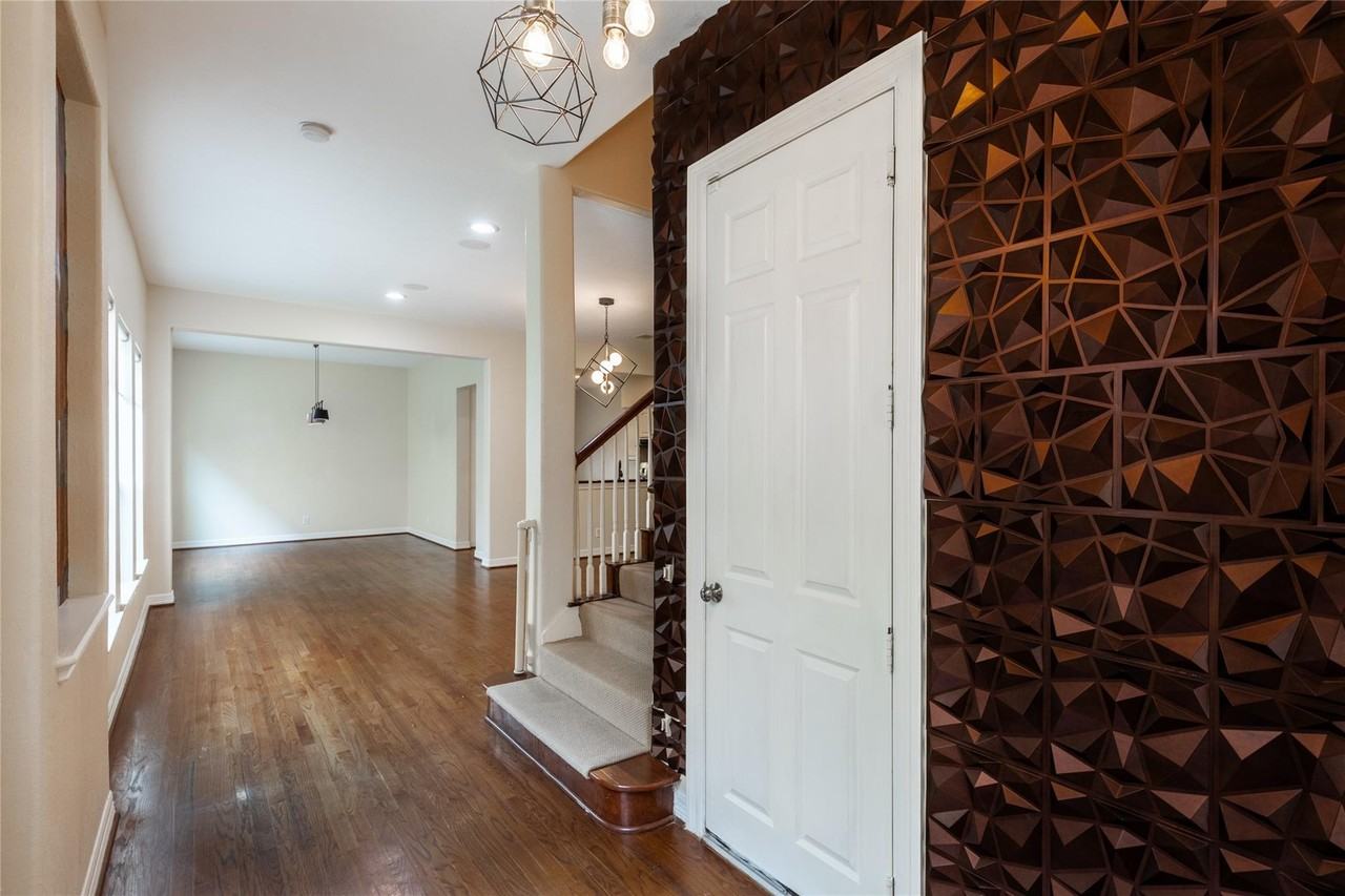 2923 Royal Oaks Crst - Photo 3 of 31