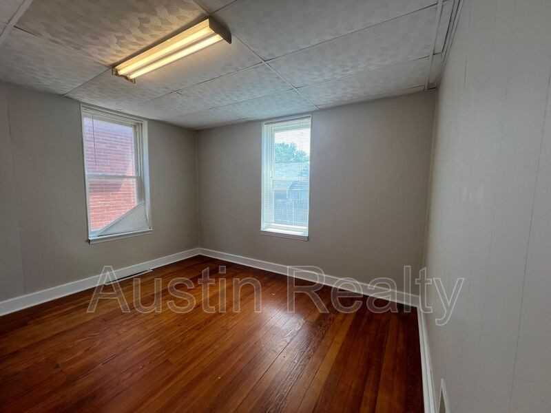 4932 Schollmeyer Ave - Photo 4 of 9