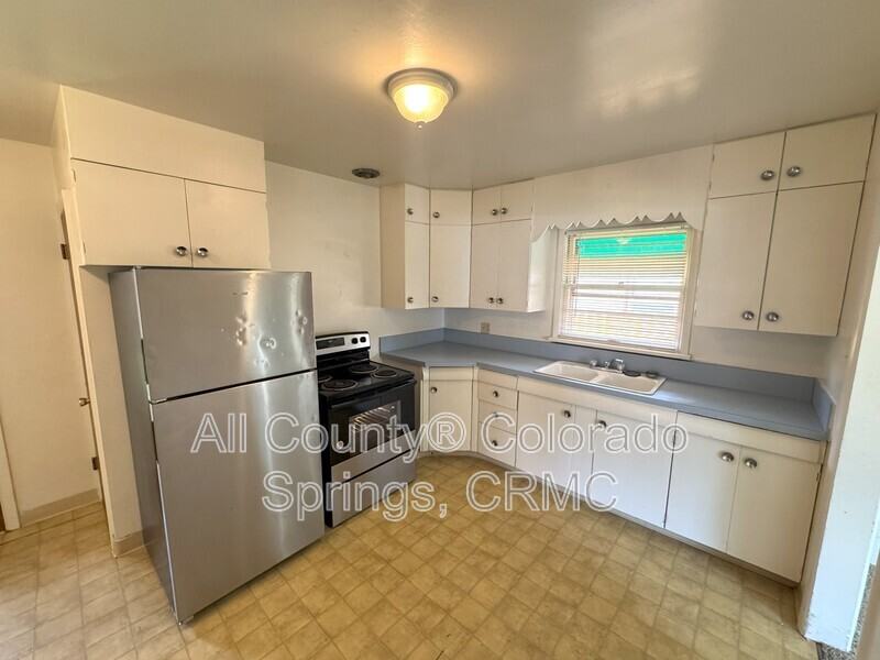 1407 E Platte Ave - Photo 4 of 34
