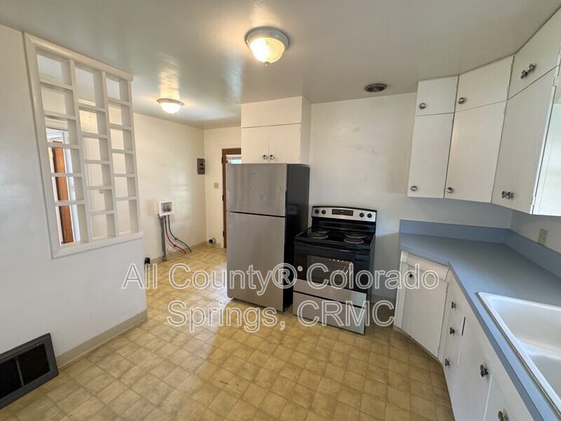 1407 E Platte Ave - Photo 5 of 34