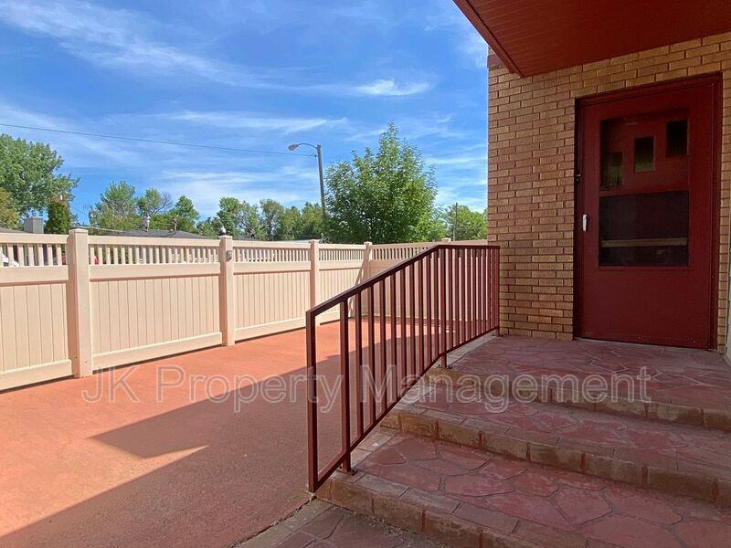 806 Forest Ave - Photo 2 of 37