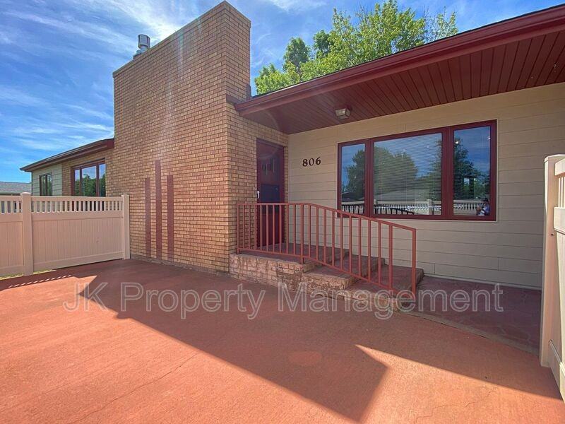 806 Forest Ave - Photo 3 of 37