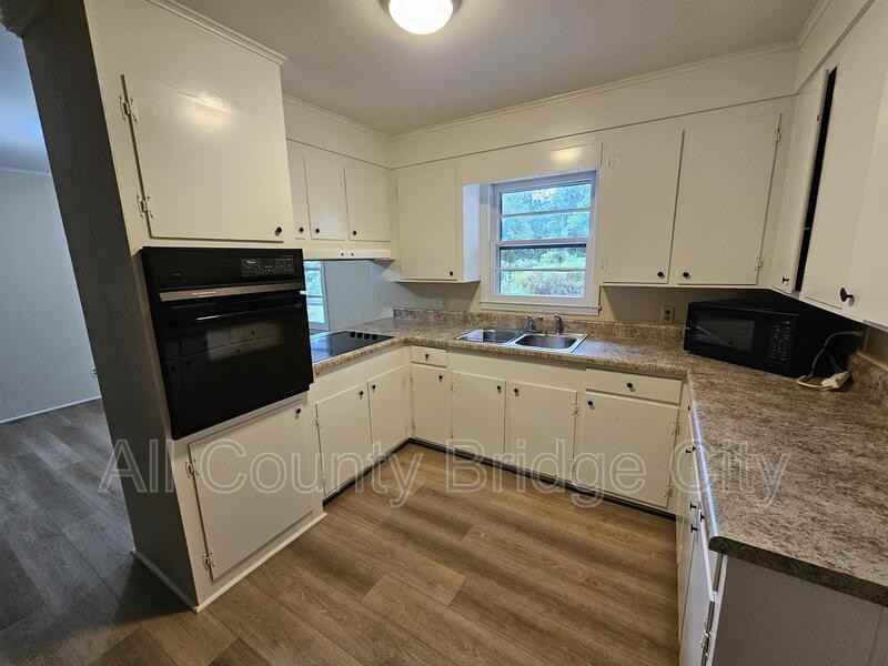 112 Sunrise Ln - Photo 3 of 10