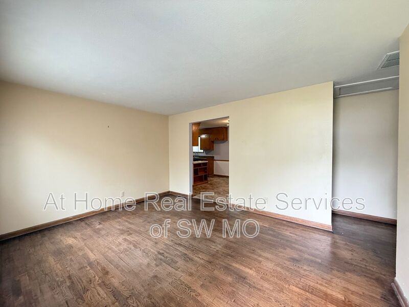 711 N Forest Ave - Photo 2 of 17