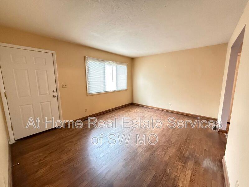 711 N Forest Ave - Photo 3 of 17