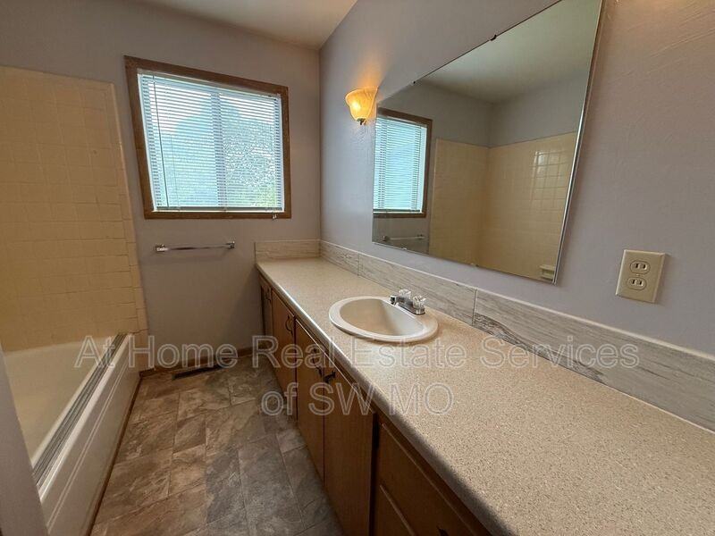 711 N Forest Ave - Photo 4 of 17