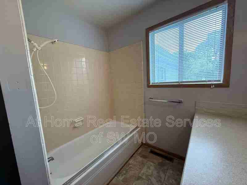 711 N Forest Ave - Photo 5 of 17