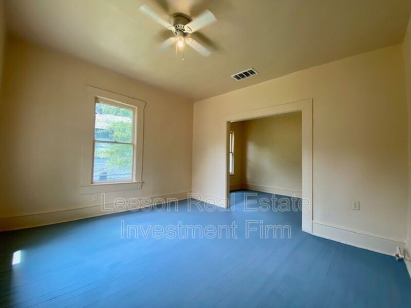 2540 Dupont St - Photo 2 of 9