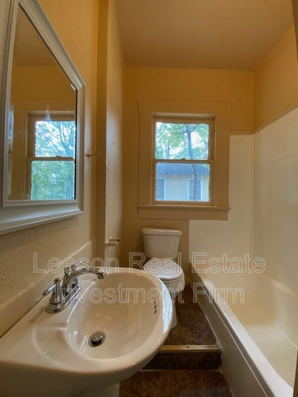 2540 Dupont St - Photo 7 of 9